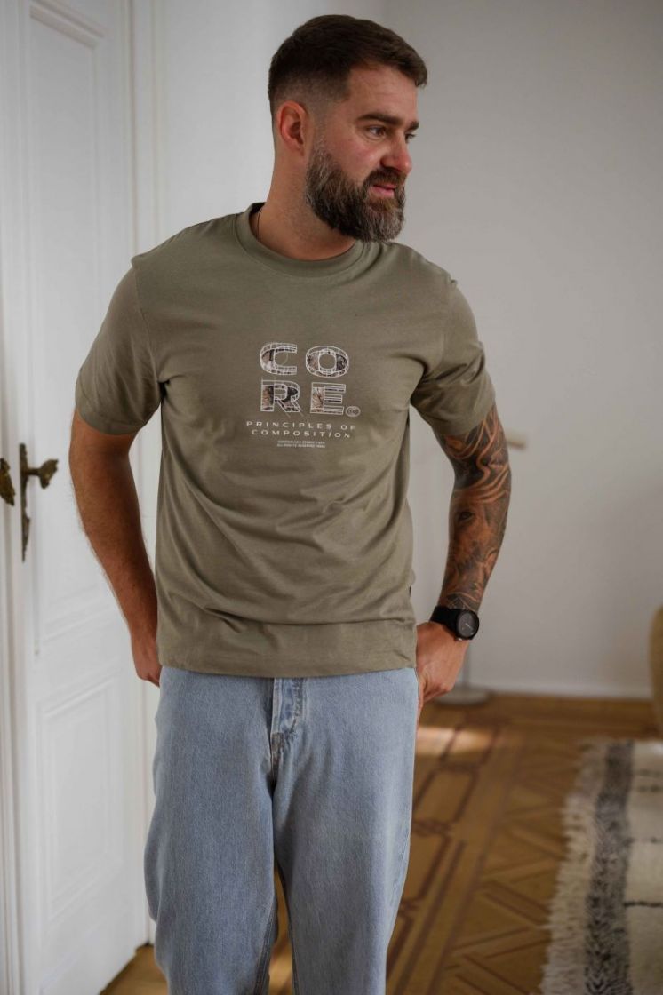 JCOSTANCE FRONT TEXT TEE SS CR 176725 Vetiver