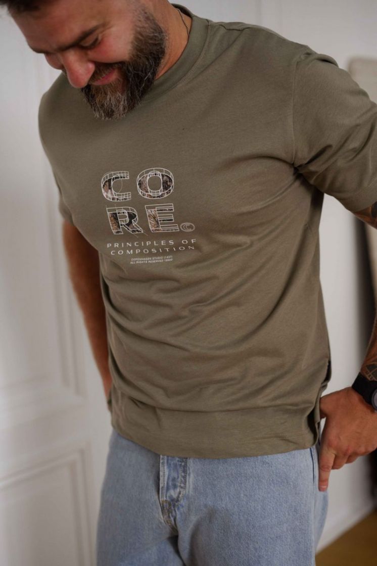 JCOSTANCE FRONT TEXT TEE SS CR 176725 Vetiver