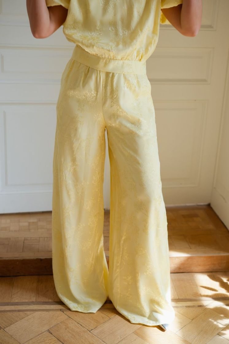  LIGHT YELLOW